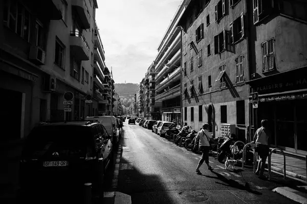 Rua com carros estacionados em ambos os lados da calçada — Fotografia de Stock