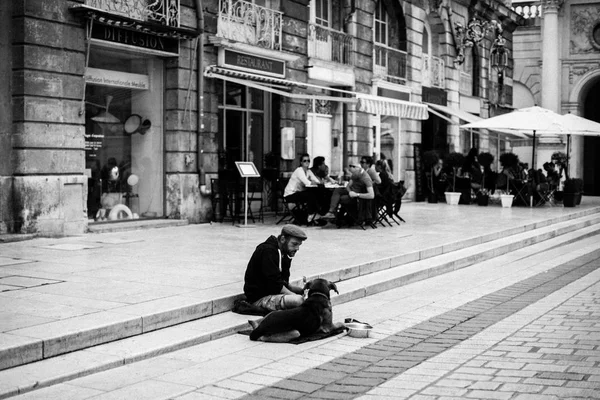 Людина, сидячи на сходах біля собака — стокове фото