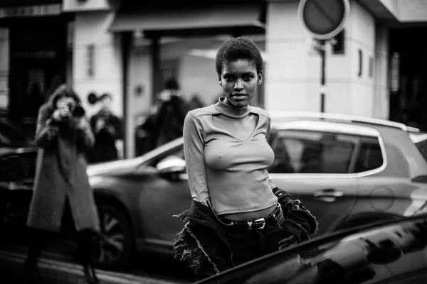 Πελατών που φτάνει στην εβδομάδα μόδας του Παρισιού — Φωτογραφία Αρχείου
