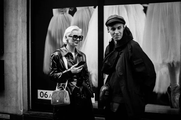 Guests arriving on Paris Fashion Week — Stock Photo, Image