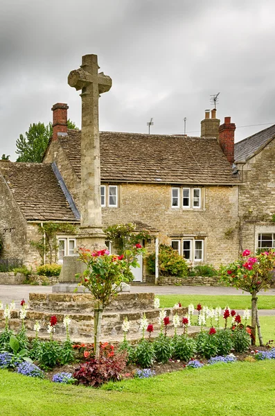 Каменный крест в саду, Castle Combe Village, Уилтшир, Англия — стоковое фото