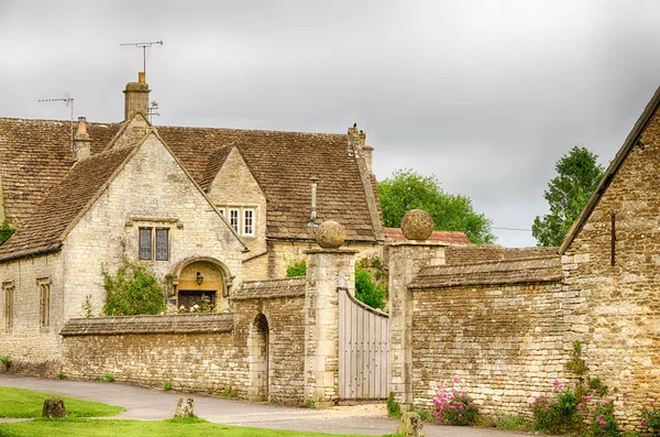 Ommuurde tuin, Castle Combe Village, Wiltshire, Engeland — Stockfoto