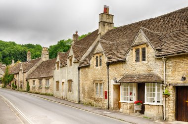 Taş Castle Combe Köyü, Wiltshire, İngiltere sokaklarında evleri