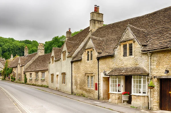 Maisons en pierre dans les rues de Castle Combe Village dans le Wiltshire, Angleterre — Photo