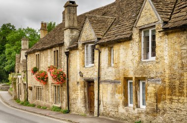 Taş Castle Combe köyünde, Wiltshire, İngiltere'de evler