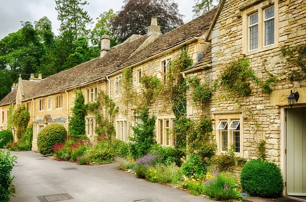 Cabañas en los árboles en Castle Combe — Foto de Stock