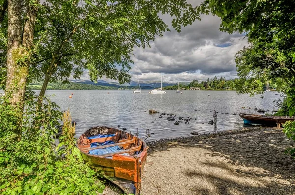 Barcos na costa do Lago Windermere — Fotografia de Stock