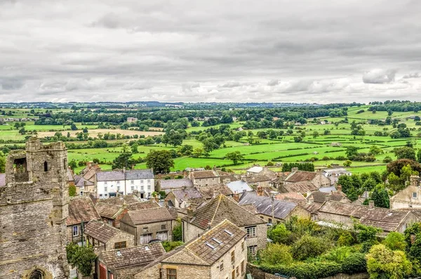 Village landscape around Middleham Castle — Stock Photo, Image