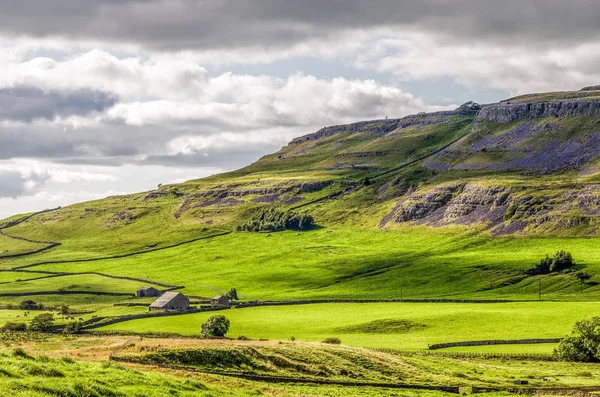 绿色的山坡上的 Ingleton，英格兰约克郡山谷 — 图库照片