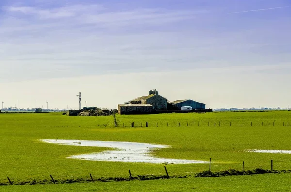 Sel sonra İngiliz çiftliği ve tarım arazisi. — Stok fotoğraf