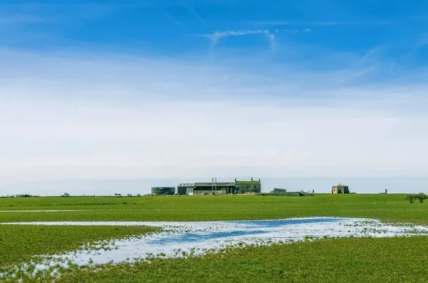 Boerderij en Cockersand Abbey met velden die overstroomd. — Stockfoto