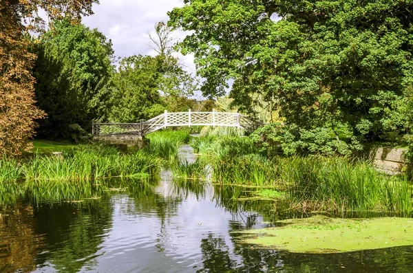 Trellised brug over een meer — Stockfoto