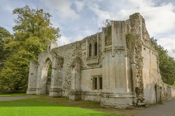The gatehouse of Ramsey Abbey — Stock Photo, Image