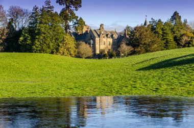 Ön planda donmuş su ile İngilizce bir malikane.