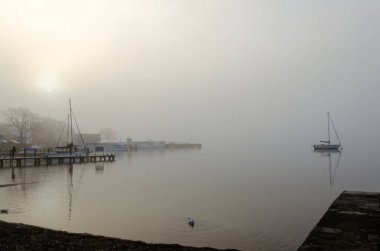 Waterhead, Windermere sisli bir sabah.