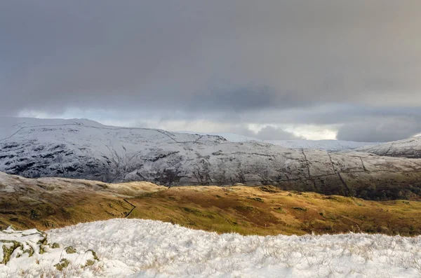 Snöiga åsar i engelska Lake District — Stockfoto