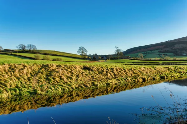 Una vista obliqua del canale Lancaster con Farleton Fell in lontananza — Foto Stock