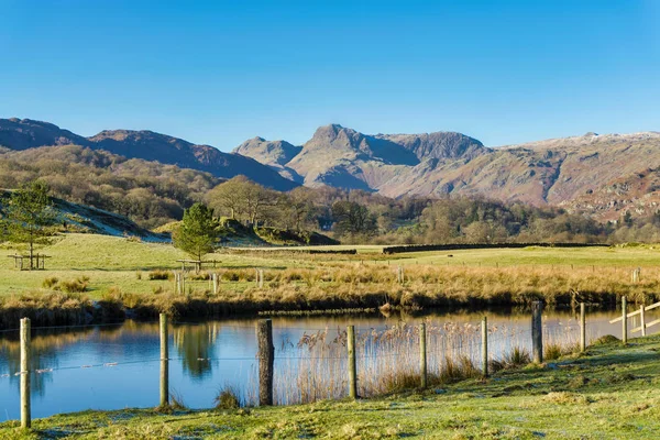 The Langdale Pikes seen from Elterwater — Stock Photo, Image