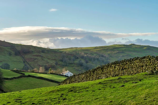 A remote farmhouse in the Cumbrian countryside — Stock Photo, Image