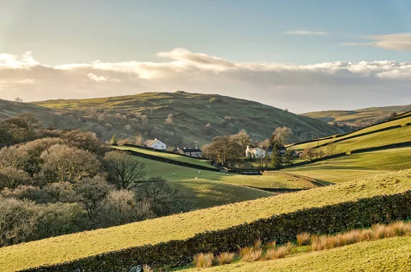 Remote farm buildings hidden in a valley. — Stock Photo, Image