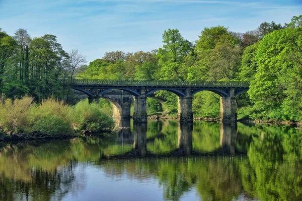 Eine Brücke im viktorianischen Stil über die Flussdüne bei Lancaster. lizenzfreie Stockbilder