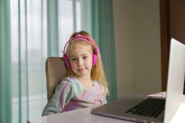 IT eğitimi, ilköğretim, öğrenme, insanlar için teknoloji yaşam konsepti, dizüstü bilgisayar kullanan 5 yaşında bir çocuk