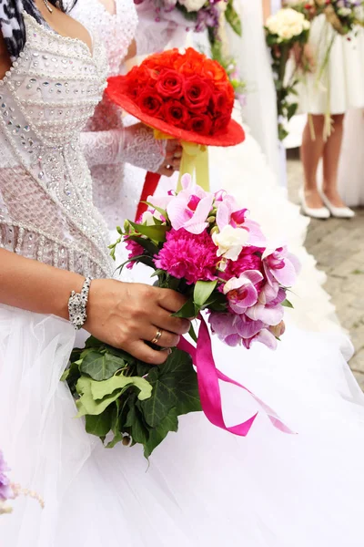 Noiva com buquê de casamento — Fotografia de Stock