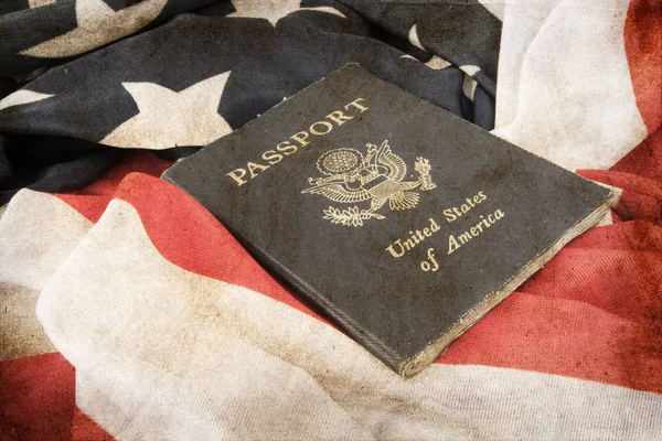 Passaporte dos EUA no fundo da bandeira dos EUA — Fotografia de Stock