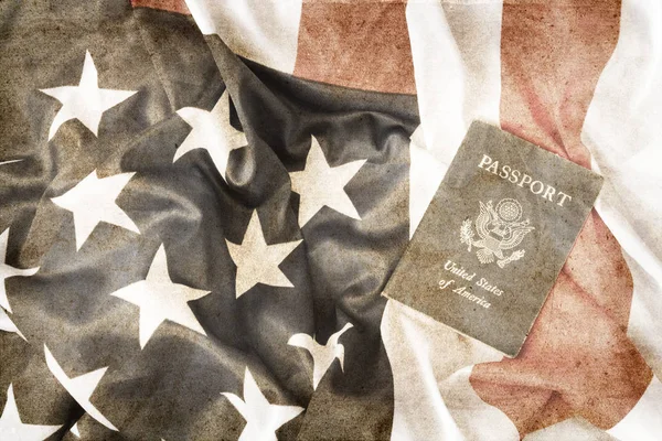 USA paspoort op de Amerikaanse vlag achtergrond — Stockfoto