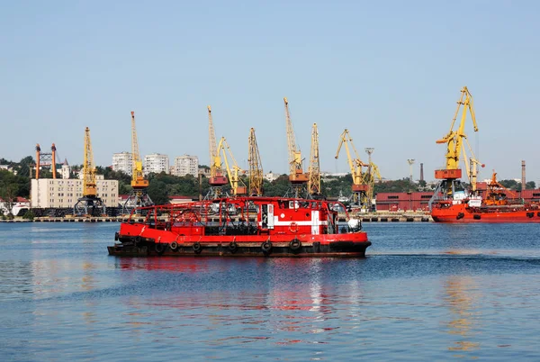 Seaport with cranes and cargo ships — Stock Photo, Image