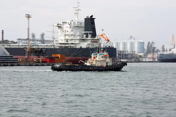 Puerto marítimo con grúas y buques — Foto de Stock