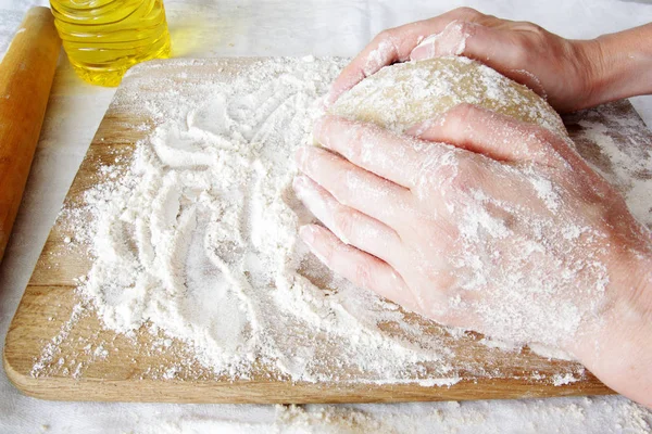 Hands in flour   kneading dough — Stock Photo, Image