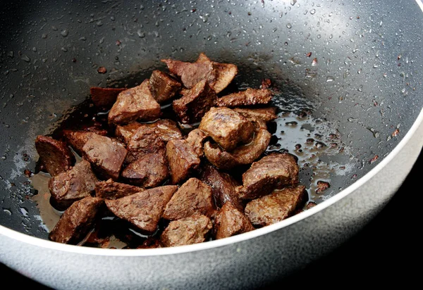 Шматочки яловичої печінки на сковороді — стокове фото