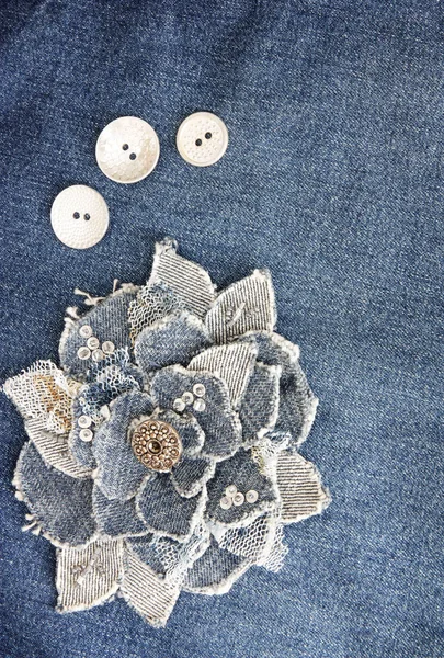 El yapımı kot çiçek mavi kot üzerinde — Stok fotoğraf