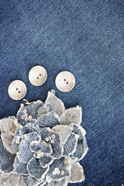 Квітка ручної роботи з джинсу на синьому джинсі — стокове фото