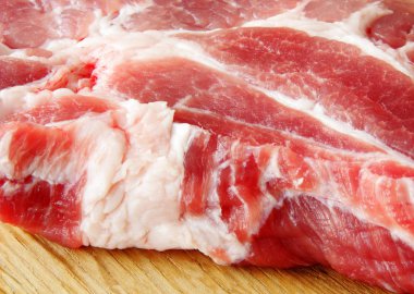 pişmemiş domuz eti