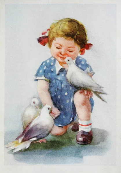 Sovětské pohlednice ukazuje dívku s holubicemi — Stock fotografie
