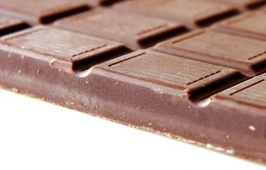 Beyaz üzerine izole edilmiş çikolata.  