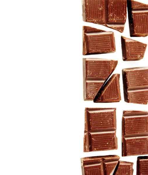 Pedaços de chocolate isolados em branco — Fotografia de Stock