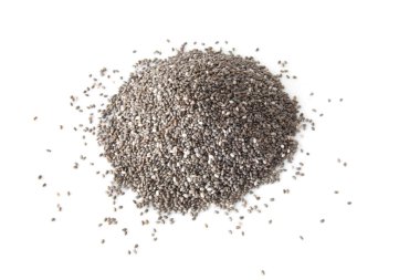 Beyaz arkaplanda Chia tohumları