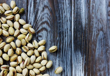 ahşap zemin üzerine Antep fıstığı