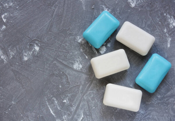 мыло штук на сером фоне
