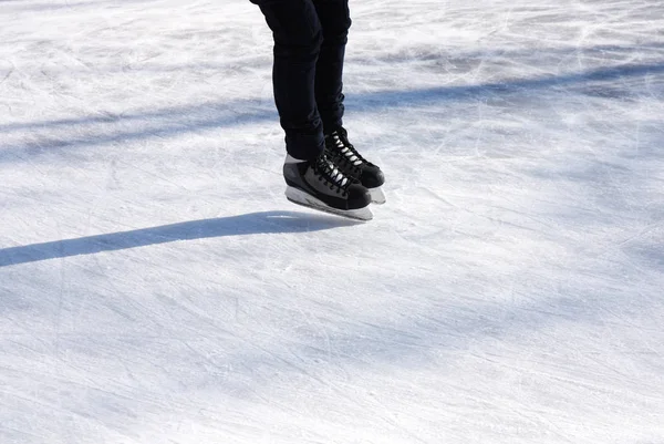 アイス スケート リンクでスケート — ストック写真