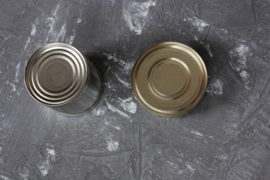 Beton zemin üzerine iki alüminyum kutular