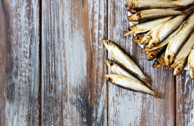 ahşap arka plan üzerinde Baltık füme balık