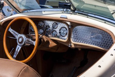 Araba krom tekerlekli retro ulaşım ulaşım sürücü hız araç hız göstergesi 