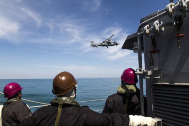 adam ateş etmek açık havada ateş etmek helikopter gökyüzü hareket kurtarma kişi mavi destek spor yüksek yatırım
