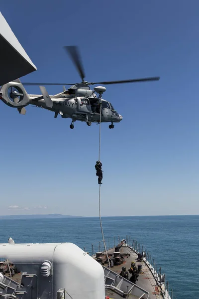 Вертолетная полетная авиация ротор военный вертолетный транспорт летающий небо летают воздушные самолеты летают морской войны — стоковое фото