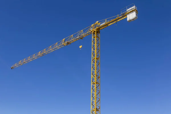 Açık mavi gökyüzü üzerinde yüksek vinç