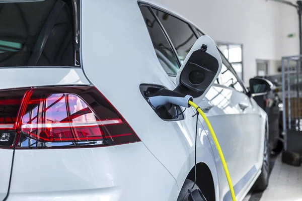 Elektrik ile suçlanıyor yeni bir beyaz araba. Araba yeni nesil